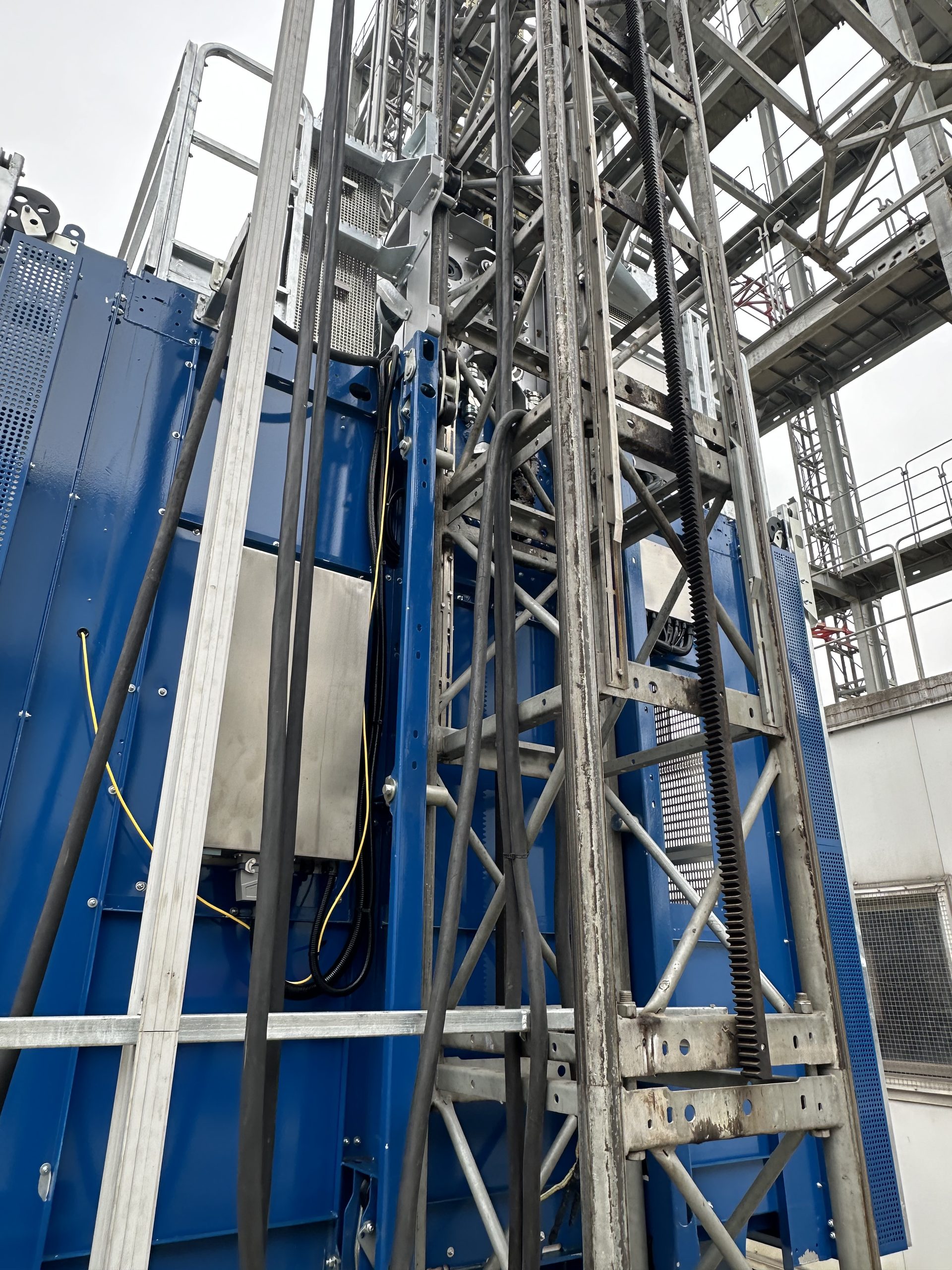 YHX hoist on mast with rack and pinion